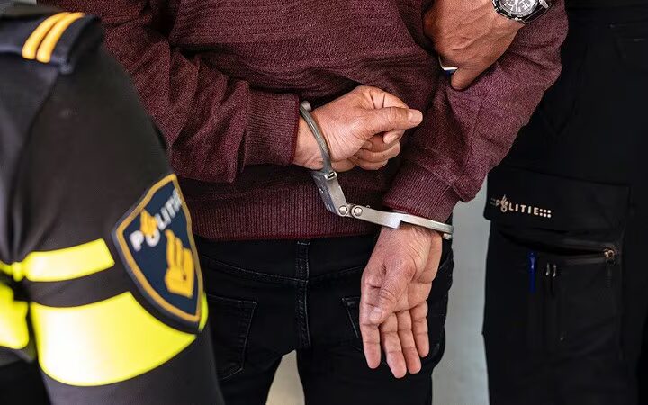 Politie houdt drie verdachten aan na poging tot oplichting door nepagenten in Andijk.
